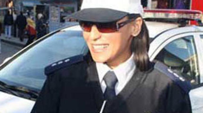 Kadın emniyet amirine Facebook cezası