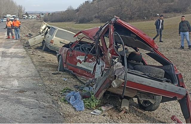 Ankara'da feci kaza! İki otomobil kafa kafaya çarpıştı: 4 ölü, 2 yaralı 640xauto