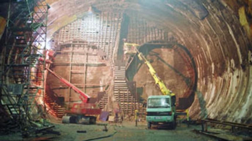 Marmaray&rsquo;da film gibi hırsızlık