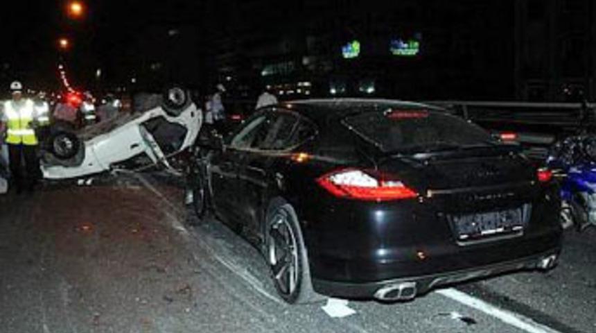 Porshe'la kaza yapıp, ka&ccedil;tı!
