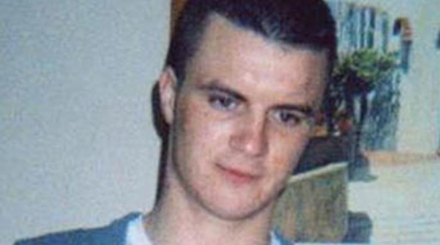 Hırsızı &uuml;zerine oturarak &ouml;ld&uuml;rd&uuml;!