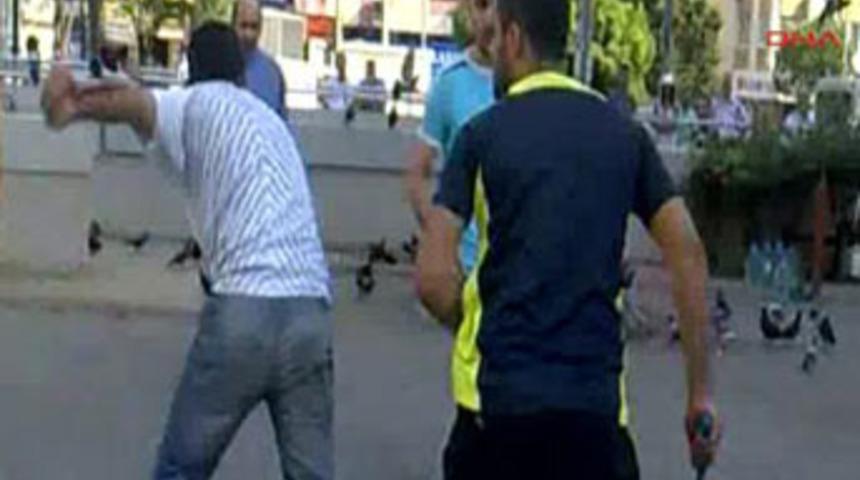 Sokak ortasında d&ouml;ner bı&ccedil;aklı kavga
