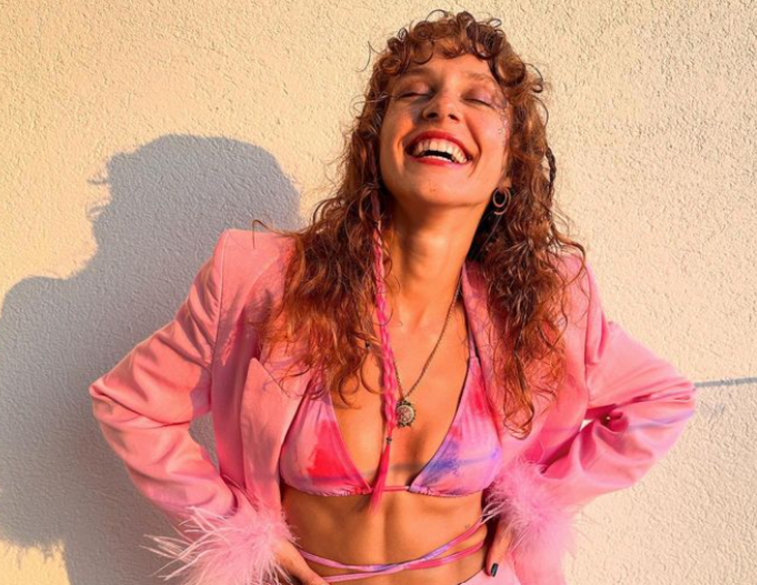 K&uuml;bra'nın G&uuml;lcan'ı Ahsen Eroğlu hırkasının d&uuml;ğmelerini a&ccedil;ık bıraktı! Paris pozları olay oldu 