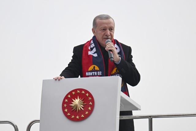 AA-20240208-33652522-33652519-CUMHURBASKANI_ERDOGAN_KAHTADA_VATANDASLARA_HITAP_ETTI