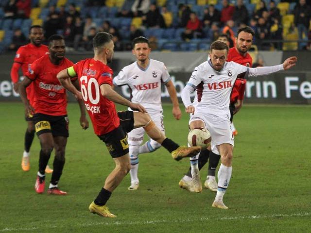 Trabzonspor öldü öldü dirildi! Turu uzatmalarda kurtardı