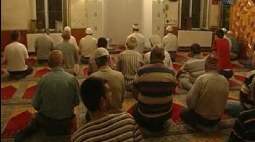 Disko m&uuml;ziği eşliğinde teravih namazı