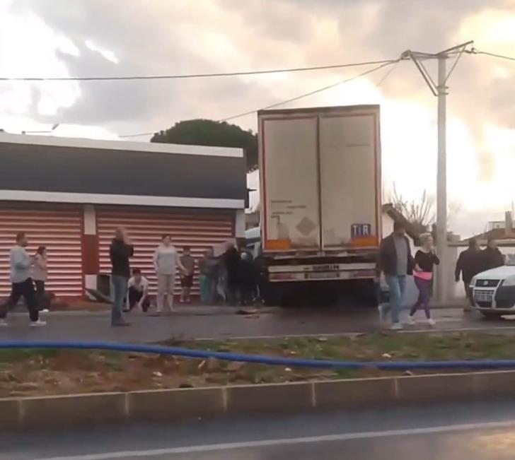İzmir'de korkunç kaza! İşçileri taşıyan servis minibüsü ile TIR çarpıştı: 2 ölü, 15 yaralı