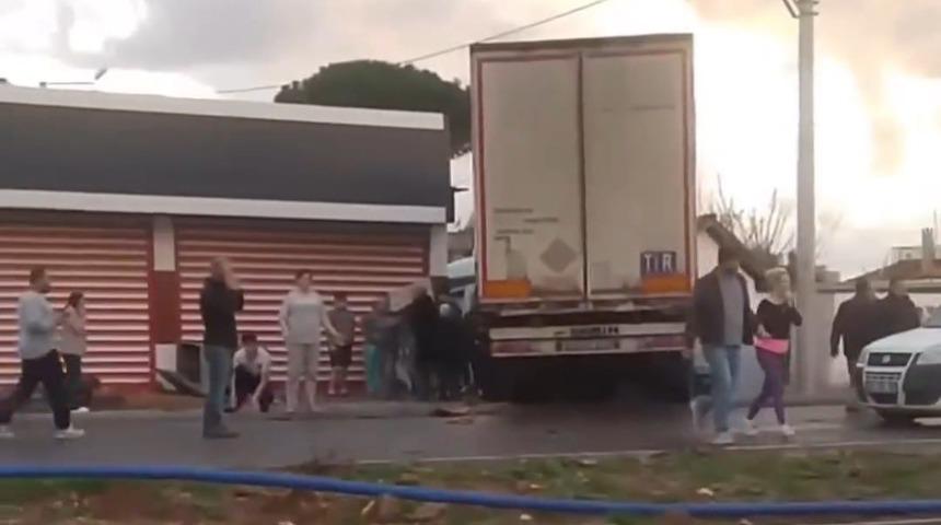 İzmir'de korkunç kaza! İşçileri taşıyan servis minibüsü ile TIR çarpıştı: 3 ölü, 14yaralı