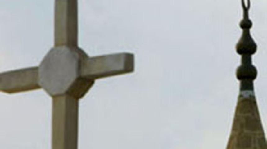 Kuran kursu yasak, Kilise serbest