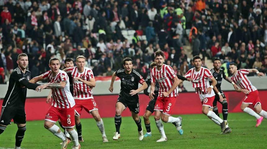 Antalya'da Muleka şov! Beşiktaş geriye düştüğü mücadelede Antalyaspor'u 2-1 mağlup ederek çeyrek final biletini kaptı