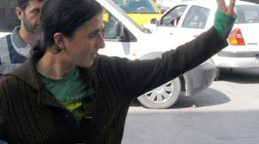 Babasını d&ouml;venleri &ouml;ld&uuml;ren Esma adliyede