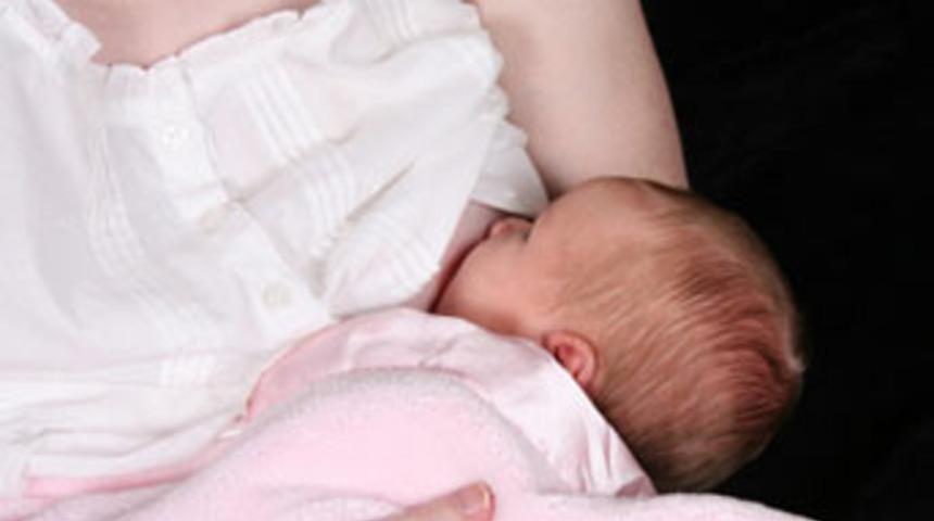 6 aylık bebek anne s&uuml;t&uuml;yle boğuldu