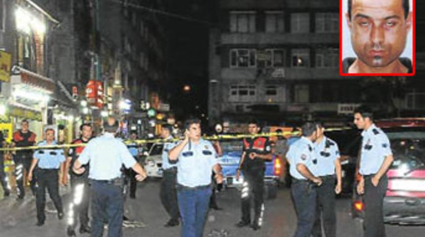 Belinde tabancayla iki g&uuml;n camiye geldi