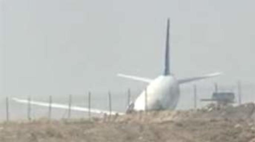 Atat&uuml;rk Havalimanı'nda u&ccedil;ak pistten &ccedil;ıktı