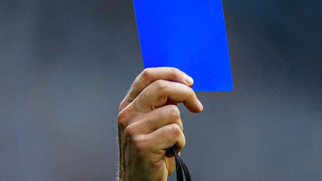 Futbolda mavi kart dönemi başlıyor! Tüm taktikler değişiyor, hakemi aldatmak isteyen oyuncular yandı...