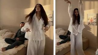 Kocasına yatak odasında yaptığı dansı paylaştı! Sosyal medyadan tepki yağdı... Yatak odası özeldir