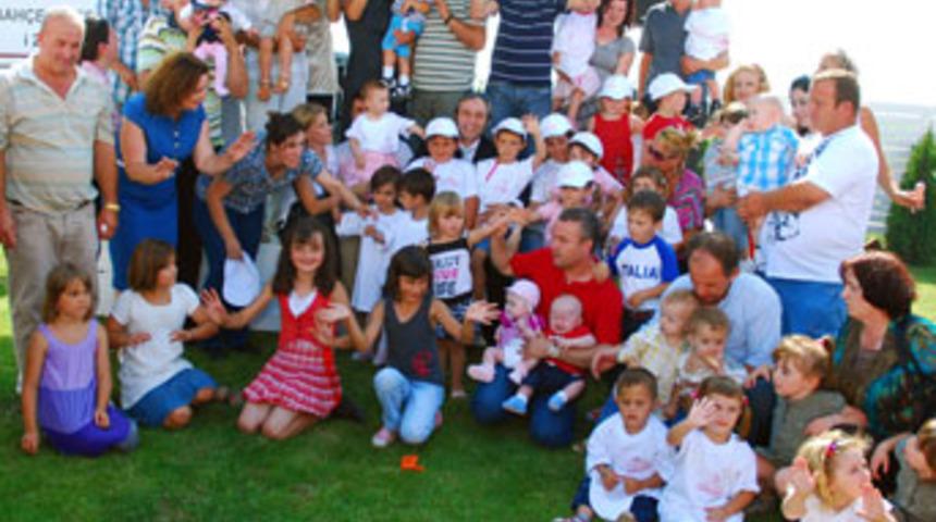 Kosova&rsquo;da t&uuml;p bebeği şenliği