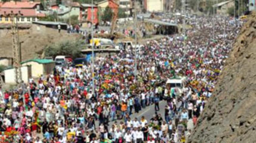 3 PKK'lının cenazesine 50 bin kişi katıldı