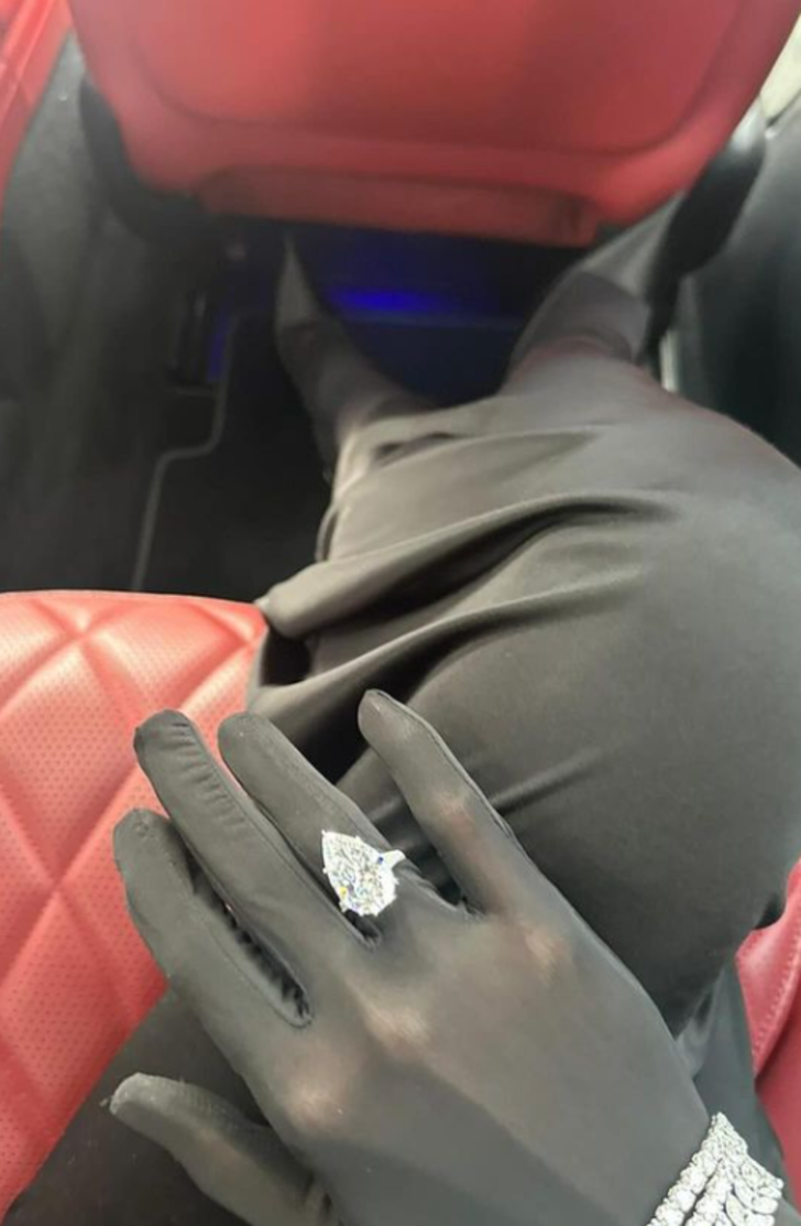 Rusya'nın en seksi kadını seçilmişti! Irina Shayk davet tarzıyla tam not aldı G2