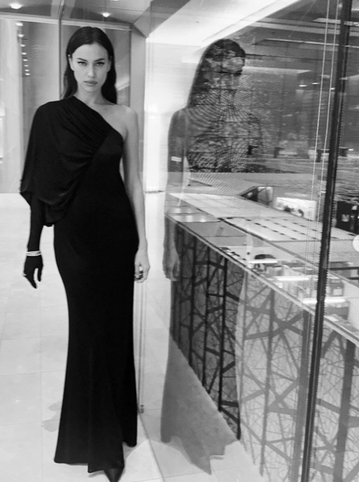 Rusya'nın en seksi kadını seçilmişti! Irina Shayk davet tarzıyla tam not aldı G4