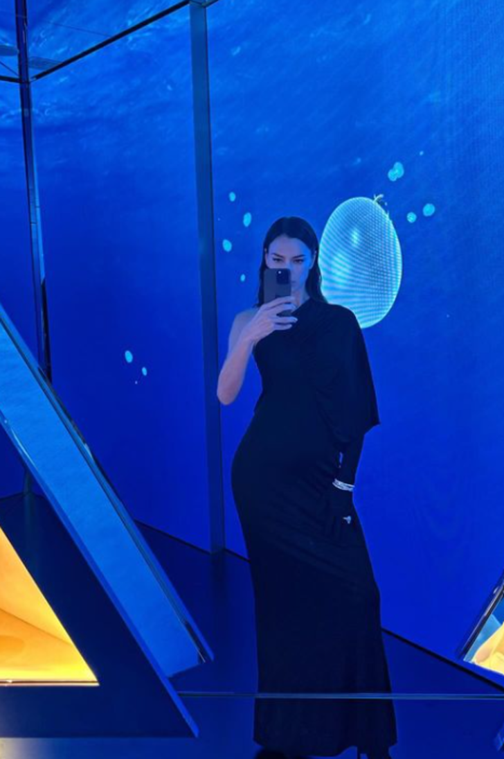 Rusya'nın en seksi kadını seçilmişti! Irina Shayk davet tarzıyla tam not aldı G5