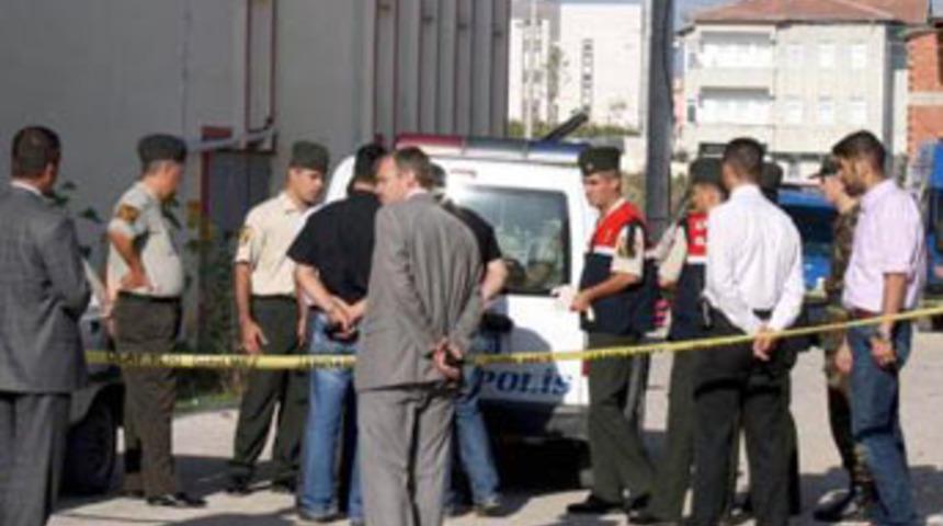 Uzman &ccedil;avuş, polis aracında intihar etti