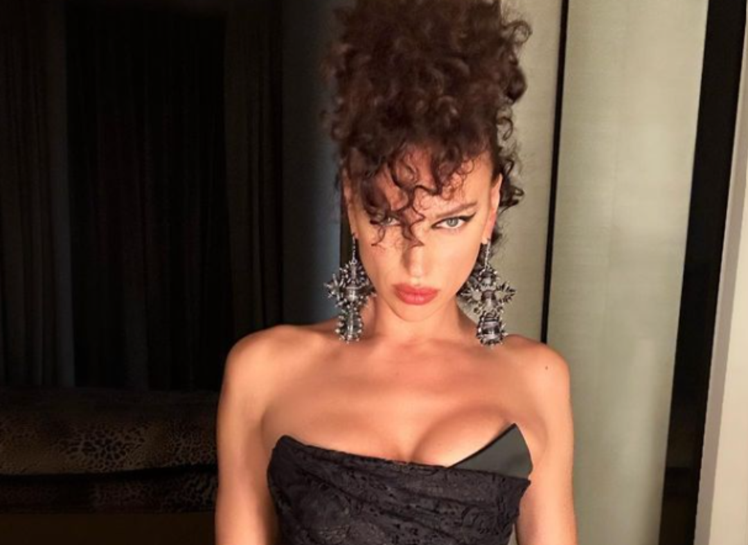 Rusya'nın en seksi kadını se&ccedil;ilmişti! Irina Shayk davet tarzıyla tam not aldı