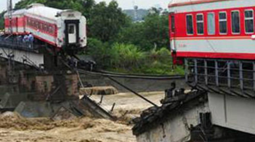 Yolcu treni ge&ccedil;erken, k&ouml;pr&uuml; &ccedil;&ouml;kt&uuml;