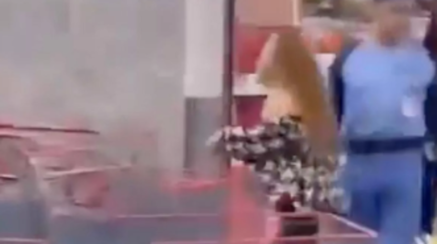 Hırsızlık yaptığı söylenen müşteri sinir krizi geçirdi! Hırsız olmadığını kanıtlamak için süpermarkette soyundu