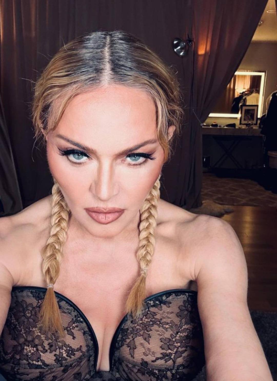 D&uuml;nyaca &uuml;nl&uuml; şarkıcı Madonna cesur pozlarını paylaştı! Sosyal medyayı salladı