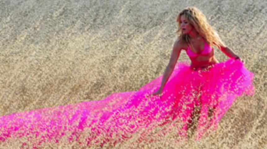 G&uuml;zel, esnek ve pembe: Shakira