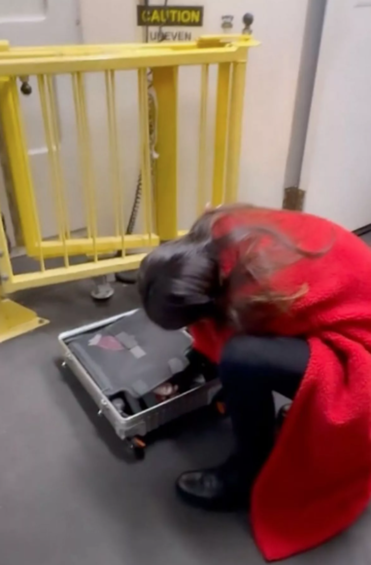 Bavulundan 'tuhaf titreşim sesi' gelince uçağı terk etmesi istendi! Bavulundan çıkan utandırdı... "Yüzüm kıpkırmızı kesildi" G1