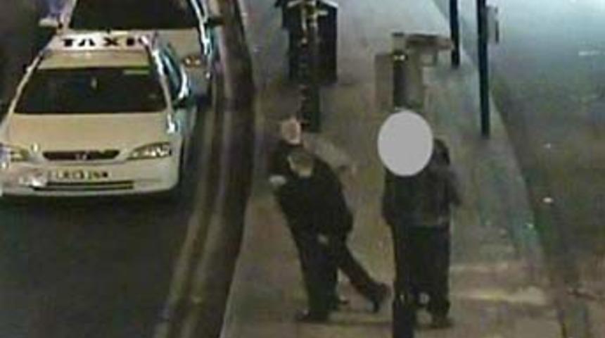 Tek yumrukla &ouml;ld&uuml;rd&uuml;