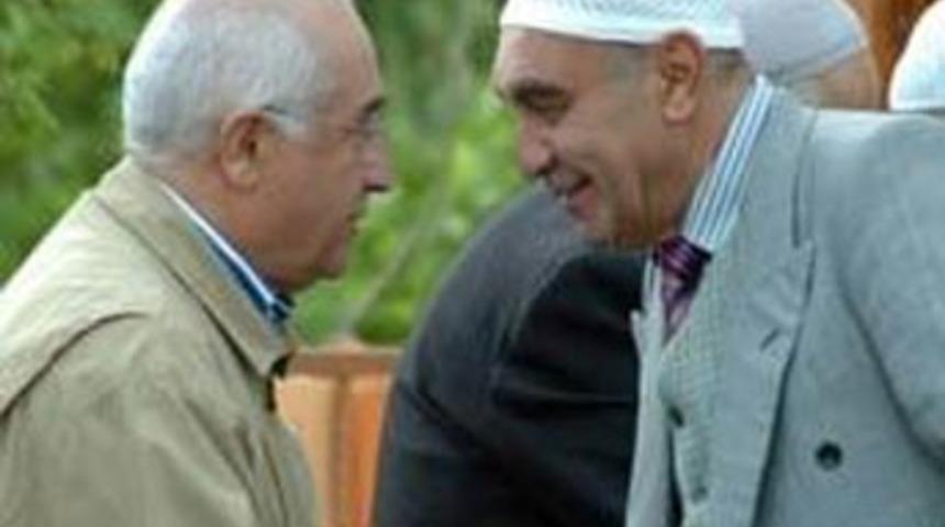 &Ccedil;i&ccedil;ek'in &ouml;n&uuml;nde tabancalı bayram kutlaması