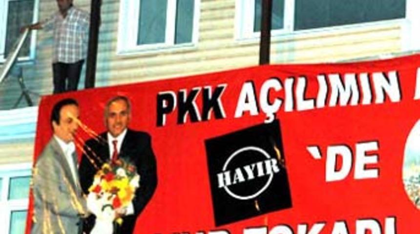 Hendek&rsquo;te Baydemir'li afiş gerginliği