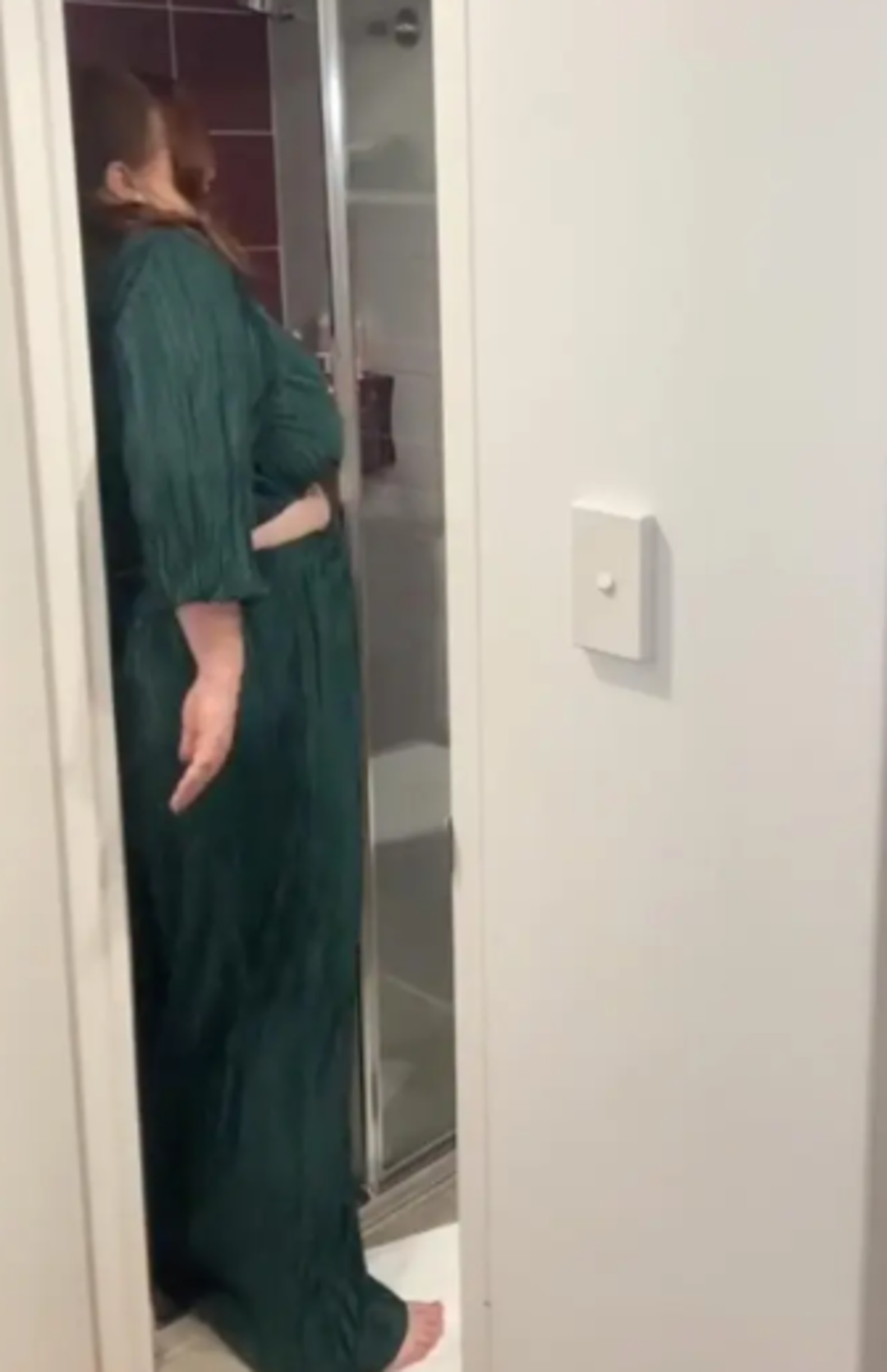 B&uuml;y&uuml;k beden sosyal medya fenomeni otellerin duşuna sığamadığını s&ouml;yleyerek isyan etti! "Duşa sığamadığınızı hayal edin"