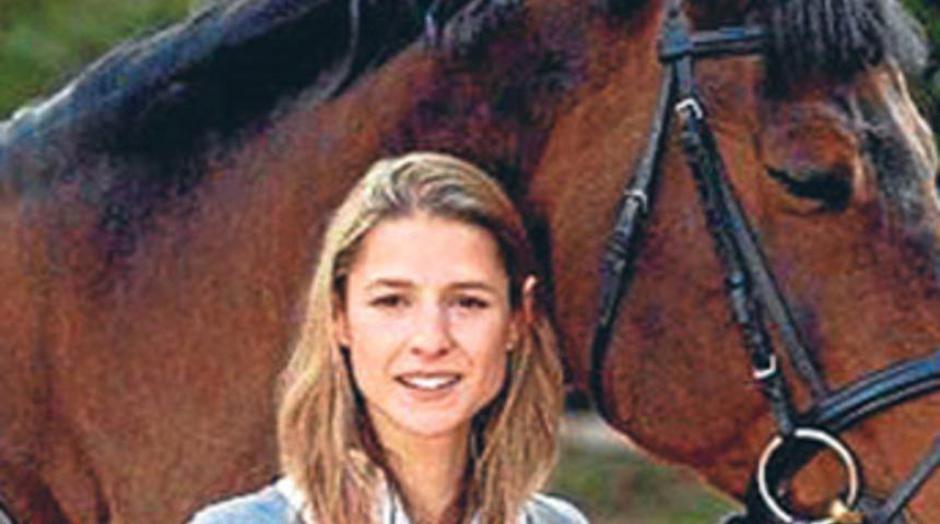 Başını elleriyle taşıdı!..