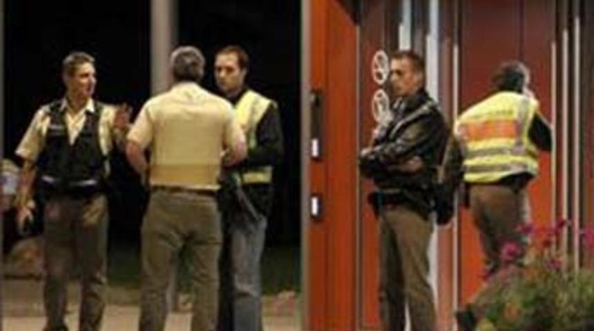 Silahlı kadın dehşet sa&ccedil;tı!