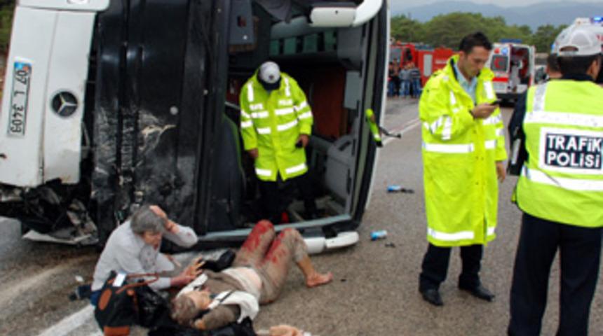 Antalya'da tur otobüsü kaza yaptı: 1 ölü