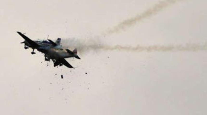 İki uçak havada çarpıştı