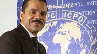 Dünyanın sırlarını çaldırdı!