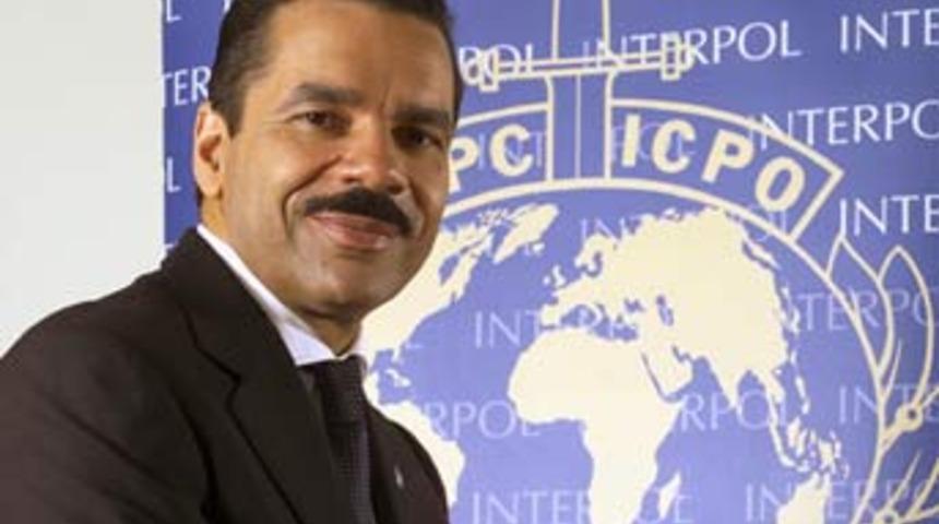 Dünyanın sırlarını çaldırdı!