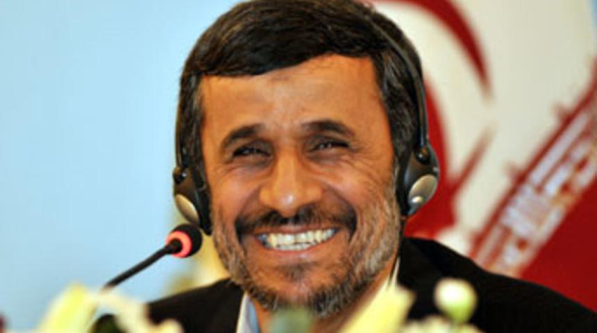 Ahmedinejad ortaya çıktı