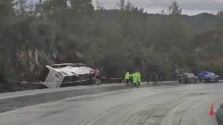SON DAKİKA | Antalya’da feci kaza! Otobüs şarampole devrildi: 21 yaralı