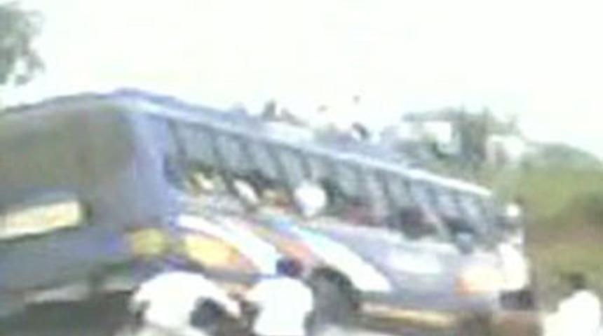 Hindistan'da otobüste can pazarı!