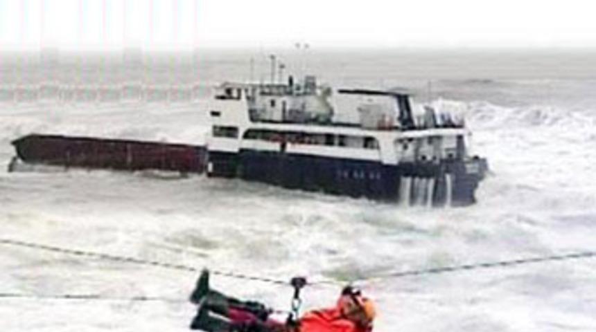 T&uuml;rk gemisi ikiye b&ouml;l&uuml;nd&uuml;!