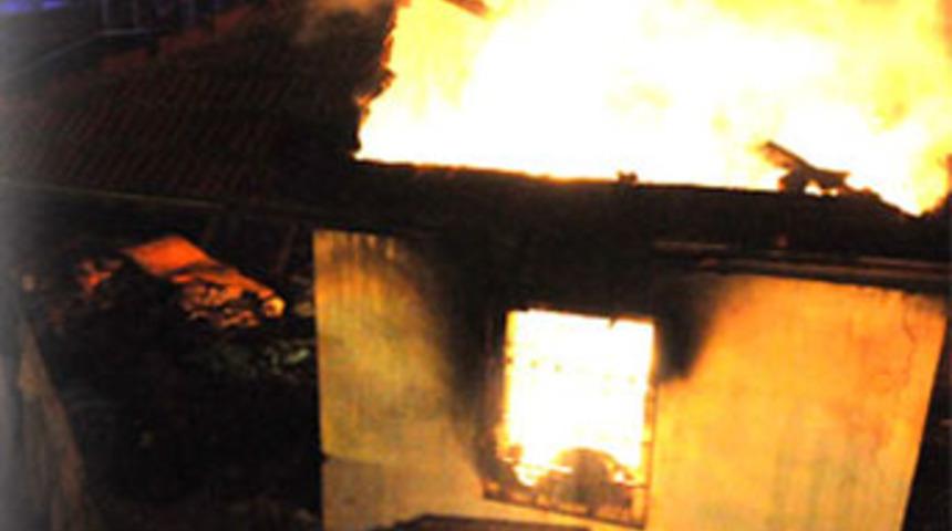 Yaşlı kadın diri diri yandı