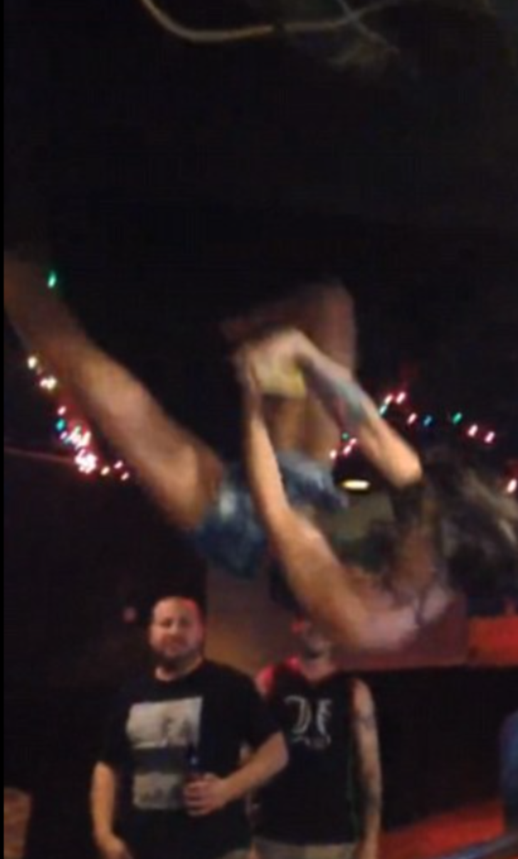 Sarhoş kadın tavana tutunarak ters bir şekilde twerk yaptı! Dengesini kaybedince kendisini yerde buldu... Saniye saniye kamerada G3