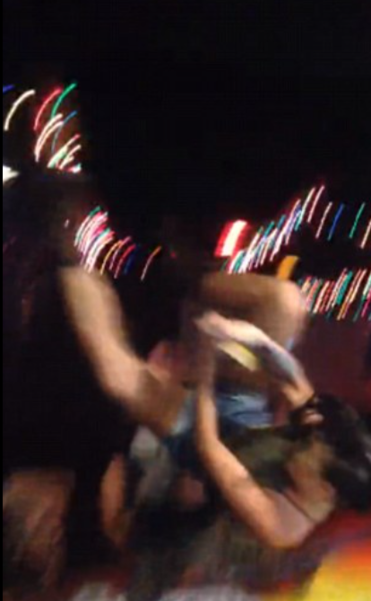 Sarhoş kadın tavana tutunarak ters bir şekilde twerk yaptı! Dengesini kaybedince kendisini yerde buldu... Saniye saniye kamerada G4