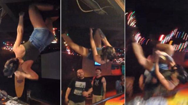 Sarhoş kadın tavana tutunarak ters bir şekilde twerk yaptı! Dengesini kaybedince kendisini yerde buldu... Saniye saniye kamerada